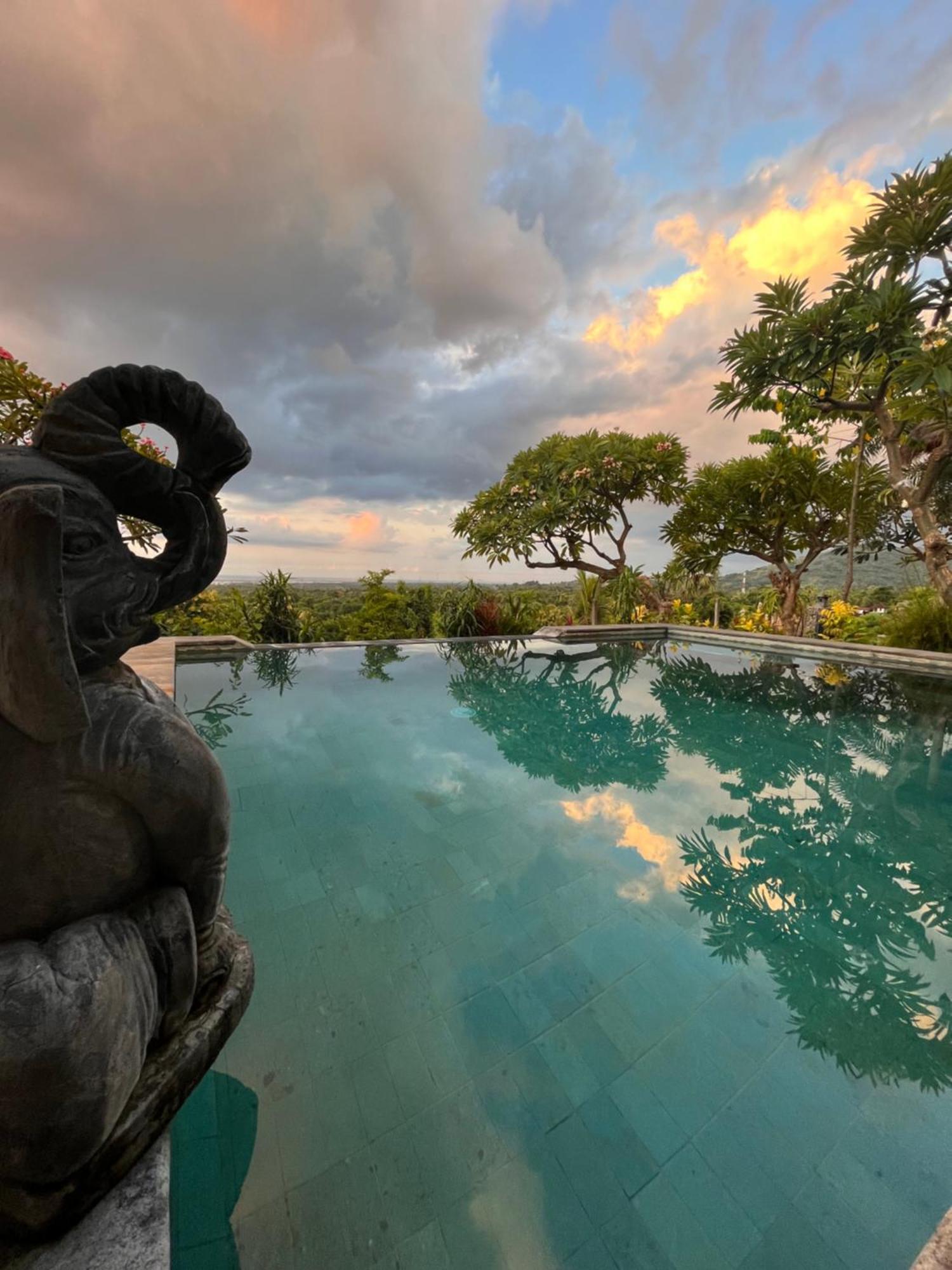 Menjangan Hill Hotel Banyuwedang Exterior photo